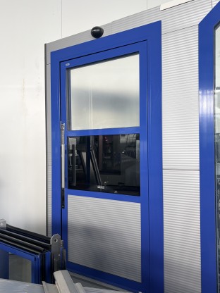 Entrédörr med Automatik och Reklamskärm