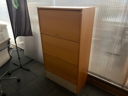 Kontorsskåp trä med tre jalusier
