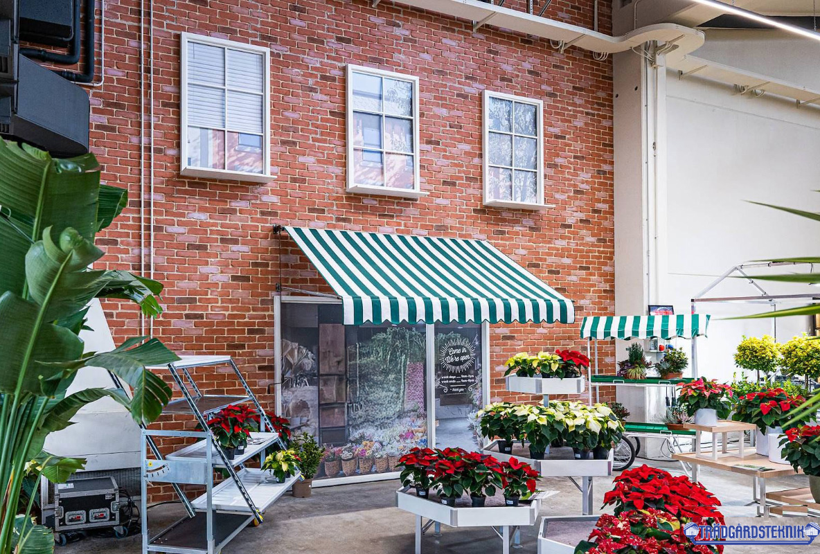 Bild på hur blomsterbord kan användas för att exponera blommor utanför en butik.